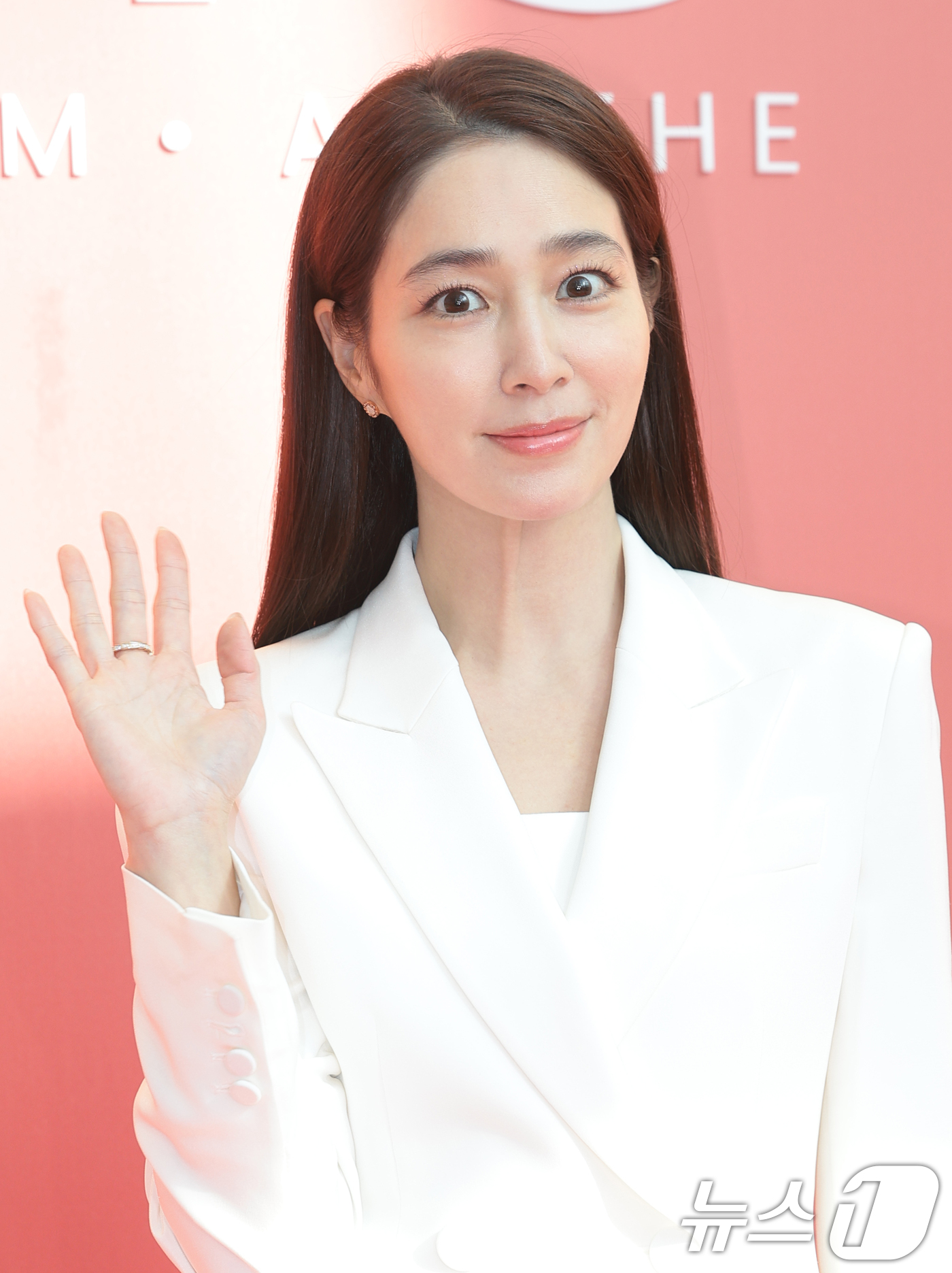 (서울=뉴스1) 권현진 기자 = 배우 이민정이 8일 서울 영등포구 FKI 타워 컨퍼런스센터에서 열린 코스메틱 브랜드 AHC 신제품 ‘풀 리프트 아이크림 포 페이스 론칭 행사에서 포 …