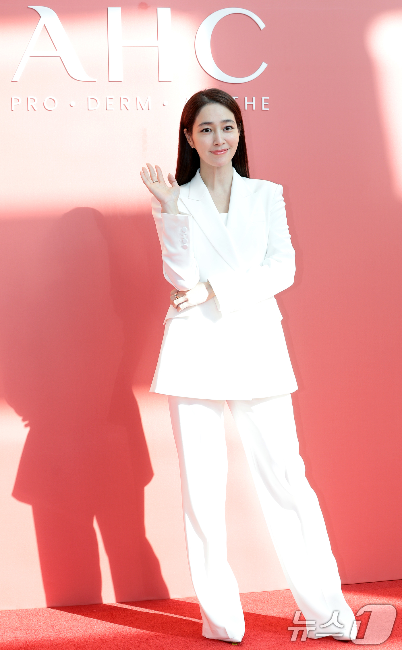 (서울=뉴스1) 권현진 기자 = 배우 이민정이 8일 서울 영등포구 FKI 타워 컨퍼런스센터에서 열린 코스메틱 브랜드 AHC 신제품 ‘풀 리프트 아이크림 포 페이스 론칭 행사에서 포 …