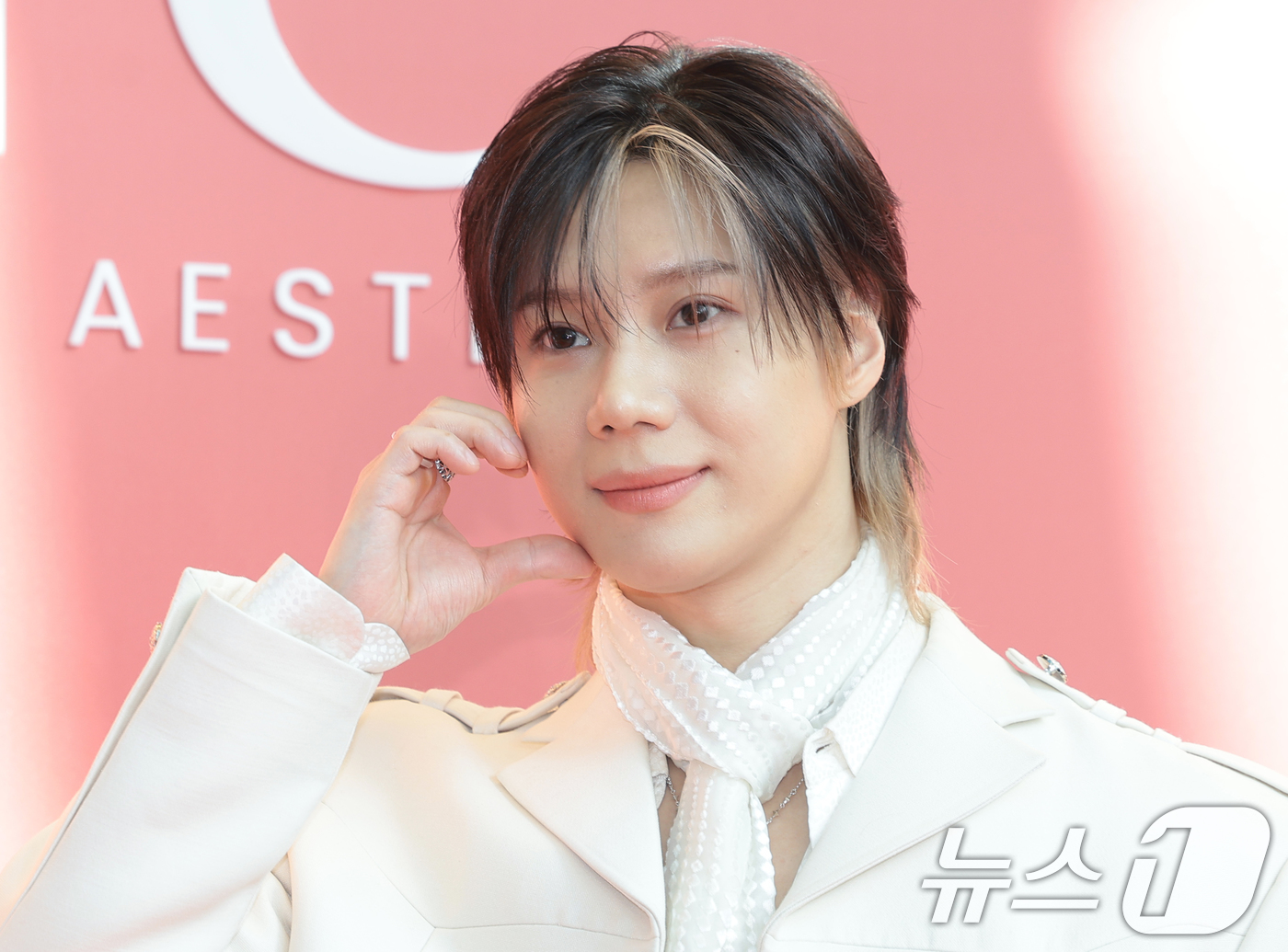 (서울=뉴스1) 권현진 기자 = 샤이니 태민이 8일 서울 영등포구 FKI 타워 컨퍼런스센터에서 열린 코스메틱 브랜드 AHC 신제품 ‘풀 리프트 아이크림 포 페이스 론칭 행사에서 포 …