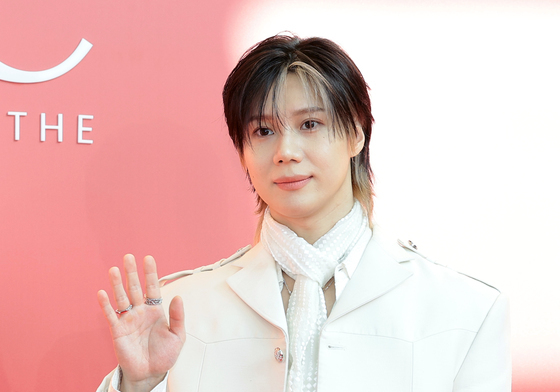 태민, 근사한 손 인사