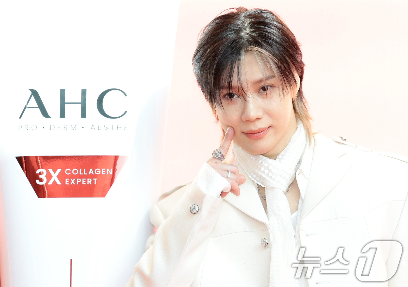 (서울=뉴스1) 권현진 기자 = 샤이니 태민이 8일 서울 영등포구 FKI 타워 컨퍼런스센터에서 열린 코스메틱 브랜드 AHC 신제품 ‘풀 리프트 아이크림 포 페이스 론칭 행사에서 포 …