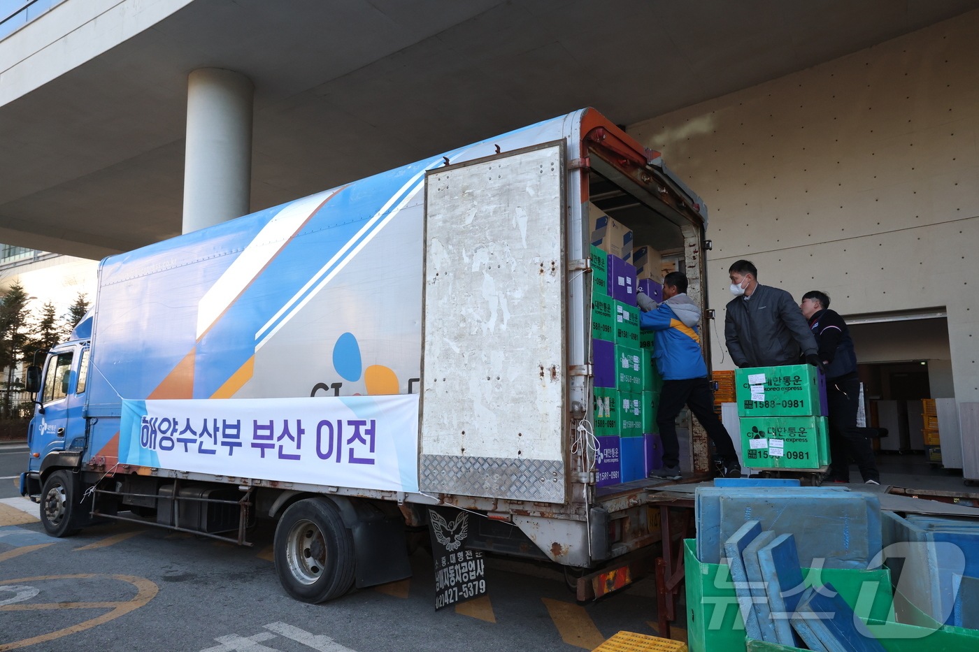 (세종=뉴스1) 김기남 기자 = 해양수산부의 본격적인 이전이 시작된 8일 세종시 정부세종청사 해양수산부에서 첫 이삿짐을 실은 차량들이 부산 청사로 출발하고 있다. 2025.12.8 …