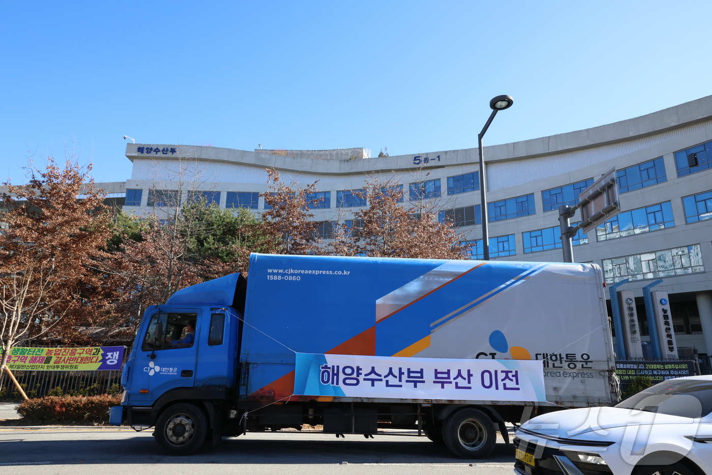 (세종=뉴스1) 김기남 기자 = 해양수산부의 본격적인 이전이 시작된 8일 세종시 정부세종청사 해양수산부에서 첫 이삿짐을 실은 차량들이 부산 청사로 출발하고 있다. 2025.12.8 …