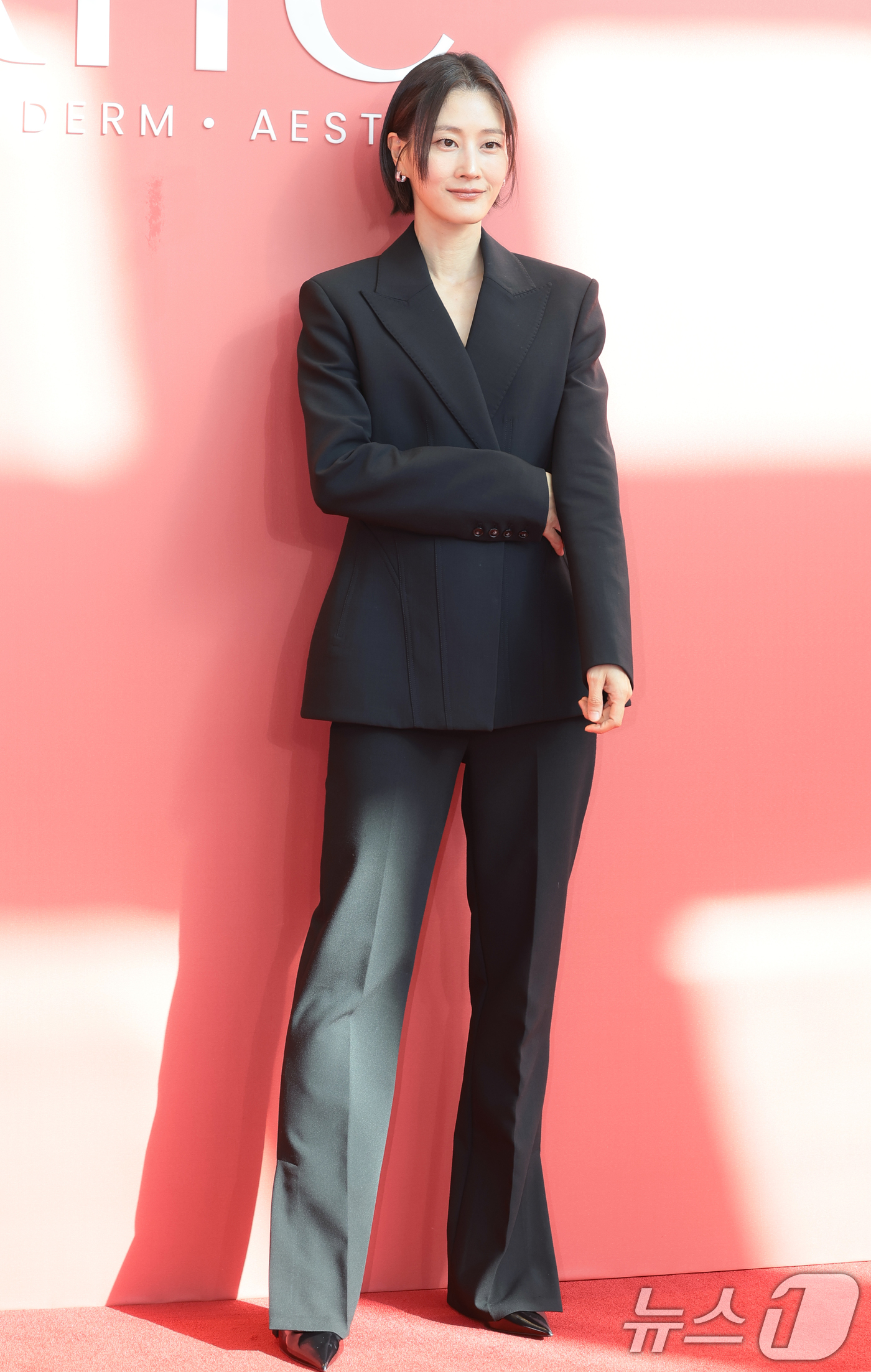 (서울=뉴스1) 권현진 기자 = 모델 이현이가 8일 서울 영등포구 FKI 타워 컨퍼런스센터에서 열린 코스메틱 브랜드 AHC 신제품 ‘풀 리프트 아이크림 포 페이스 론칭 행사에서 포 …