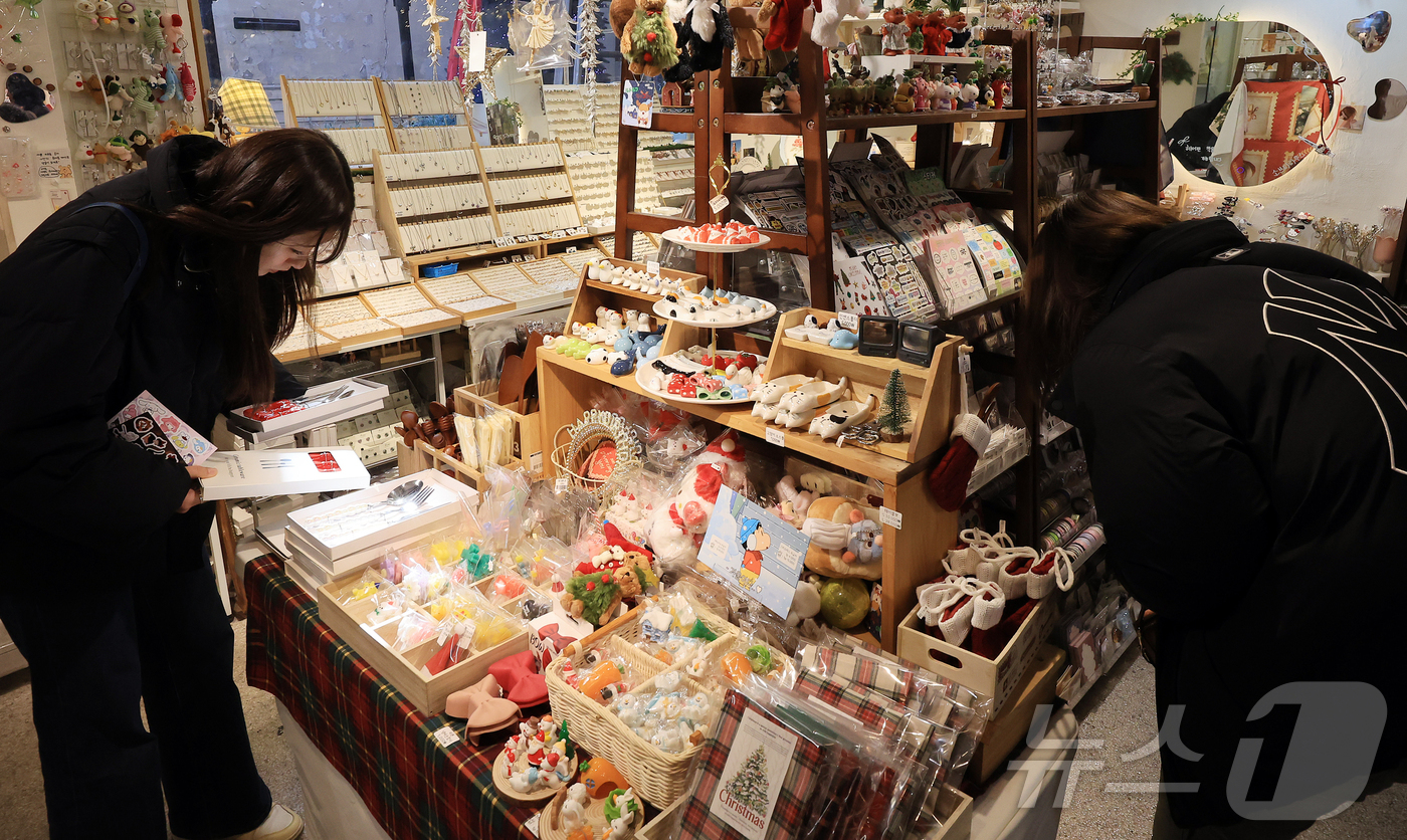 (서울=뉴스1) 김진환 기자 = 크리스마스를 2주 앞둔 8일 오후 서울 성동구 성수동의 한 소품점을 찾은 시민들과 외국인 관광객들이 다양한 크리스마스 용품들을 살펴보고 있다. 20 …