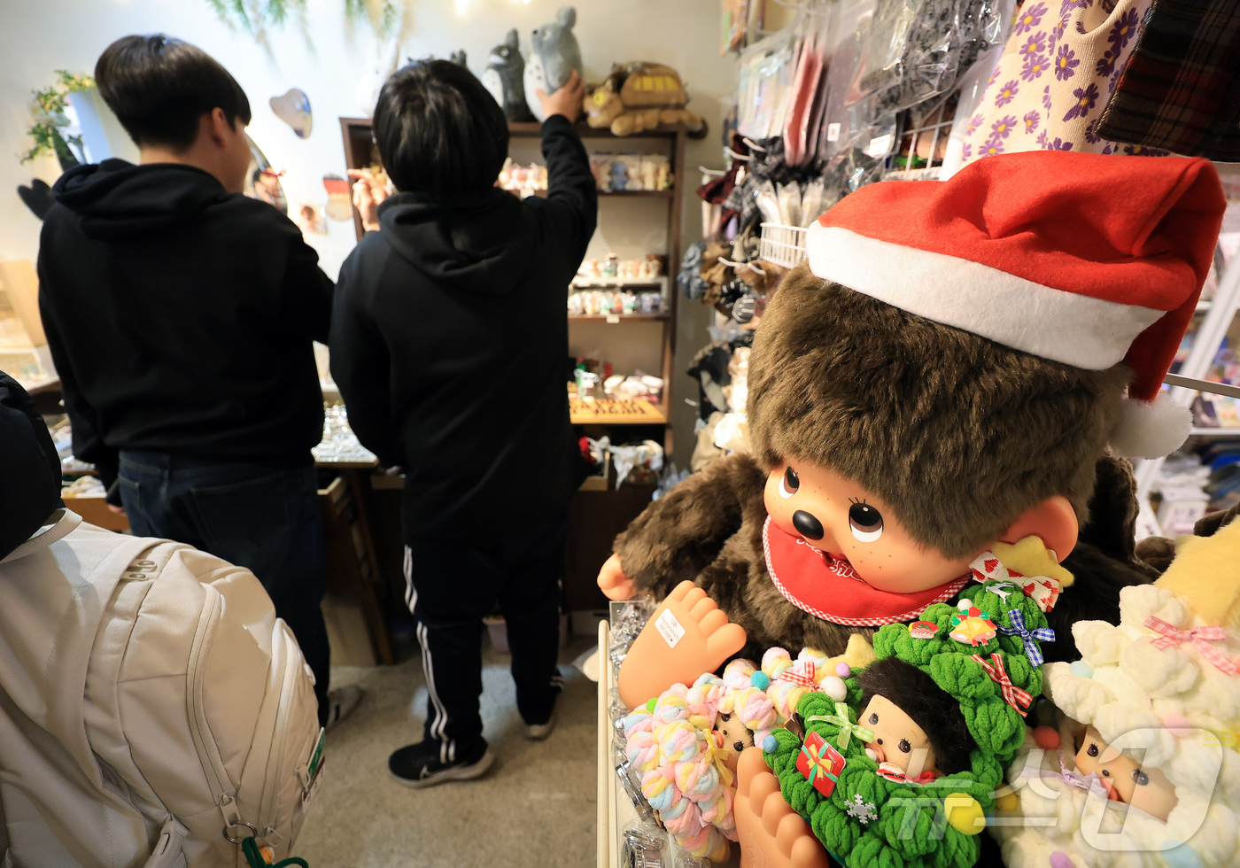 (서울=뉴스1) 김진환 기자 = 크리스마스를 2주 앞둔 8일 오후 서울 성동구 성수동의 한 소품점을 찾은 시민들과 외국인 관광객들이 다양한 크리스마스 용품들을 살펴보고 있다. 20 …