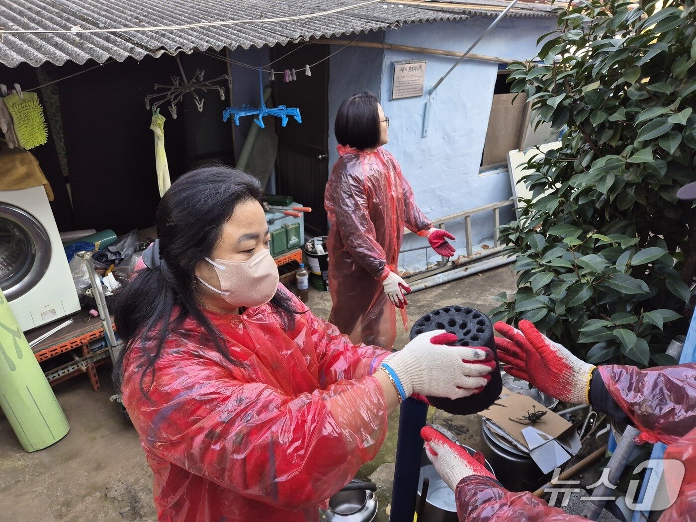 본문 이미지 - 열린마음봉사단이 7일 울산 남구 선암동의 한 마을에서 에너지 취약계층에게 연탄을 전달하고 있다.202512.8/뉴스1ⓒ 뉴스1 박정현 기자