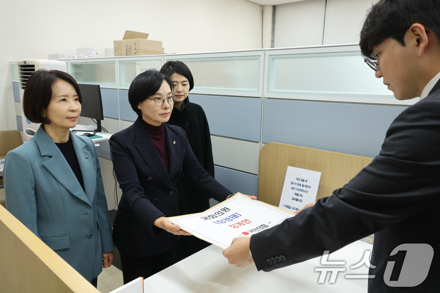 (서울=뉴스1) 신웅수 기자 = 서명옥 국민의힘 중앙여성위원장이 8일 서울 여의도 국회 의안과에 장경태 더불어민주당 의원에 대한 징계안을 제출하고 있다. 2025.12.8/뉴스1