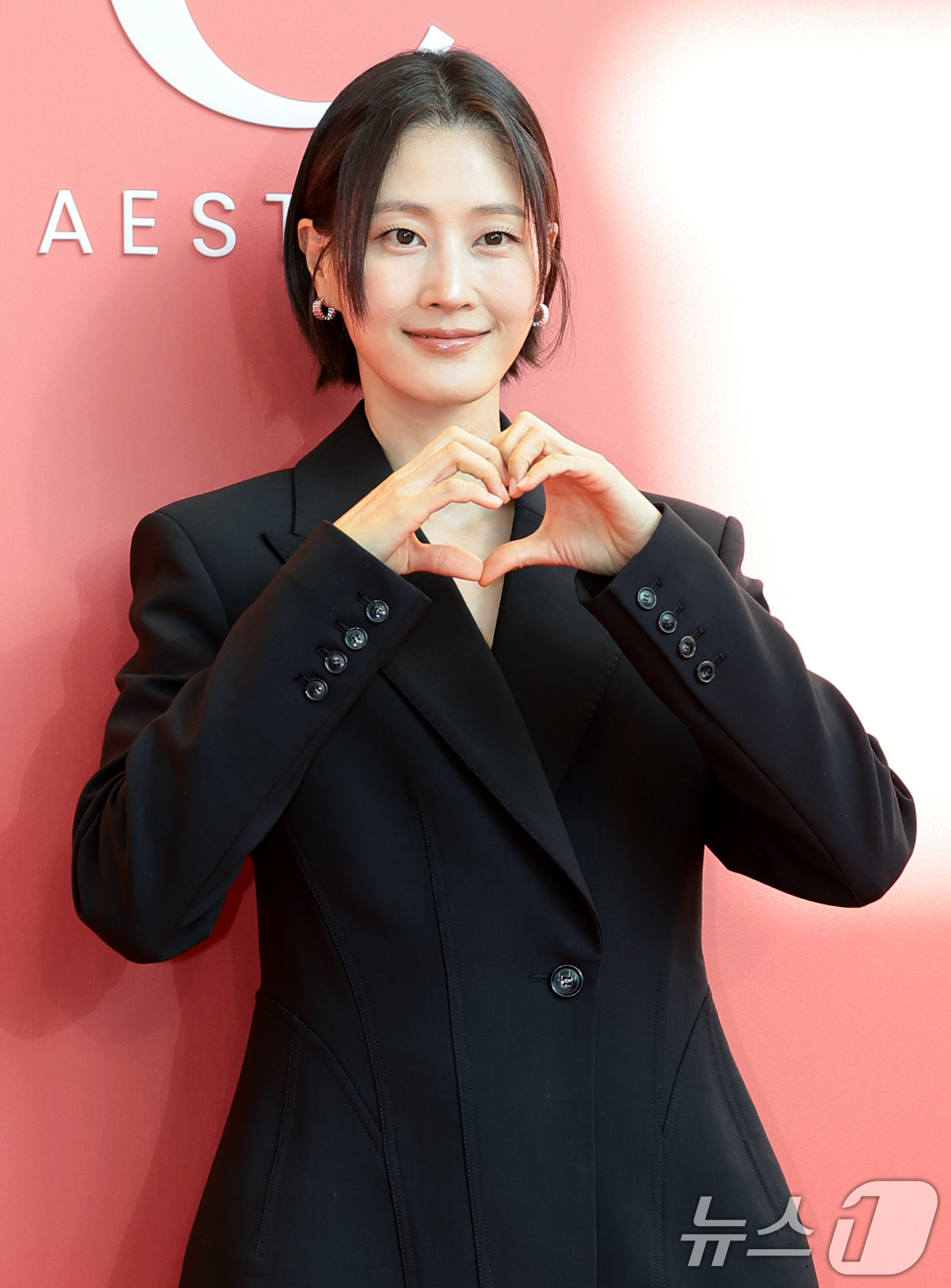 (서울=뉴스1) 권현진 기자 = 모델 이현이가 8일 서울 영등포구 FKI 타워 컨퍼런스센터에서 열린 코스메틱 브랜드 AHC 신제품 ‘풀 리프트 아이크림 포 페이스 론칭 행사에서 포 …