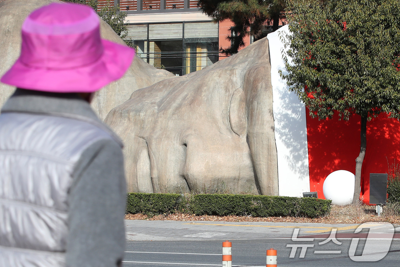 (대구=뉴스1) 공정식 기자 = 포근한 겨울 날씨를 보인 8일 대구 달서구 선사유적공원 진입로에 설치된 거대 원시인 석상 이만옹(二萬翁) 머리에 산타 모자가 설치돼 크리스마스가 다 …
