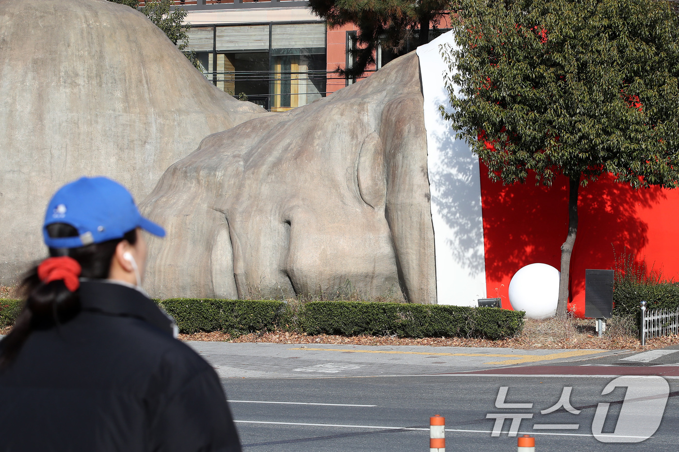 (대구=뉴스1) 공정식 기자 = 포근한 겨울 날씨를 보인 8일 대구 달서구 선사유적공원 진입로에 설치된 거대 원시인 석상 이만옹(二萬翁) 머리에 산타 모자가 설치돼 크리스마스가 다 …