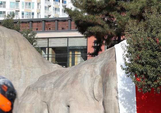산타 분장한 대구 달서구 거대 원시인