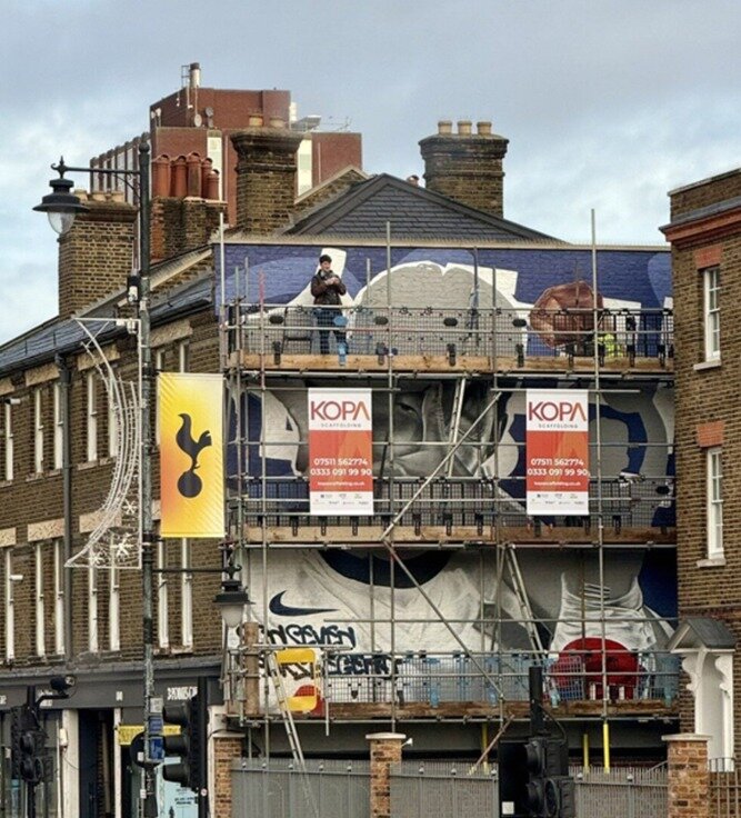 본문 이미지 - 제작 중인 손흥민 벽화&#40;토트넘 아미 SNS 캡처&#41;