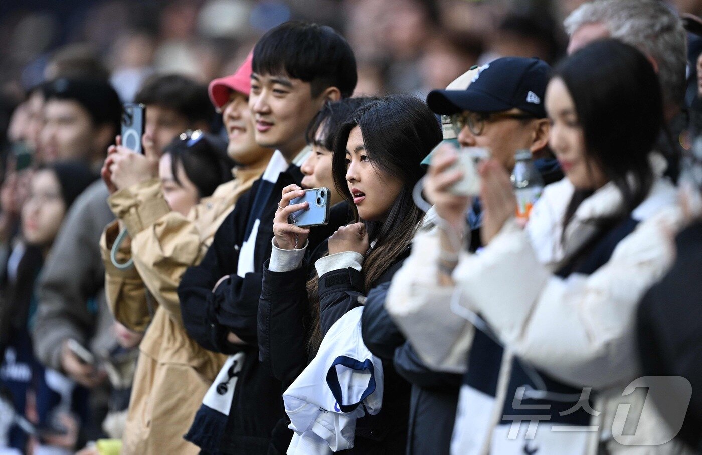 본문 이미지 - 손흥민을 응원하는 팬들 ⓒ AFP=뉴스1