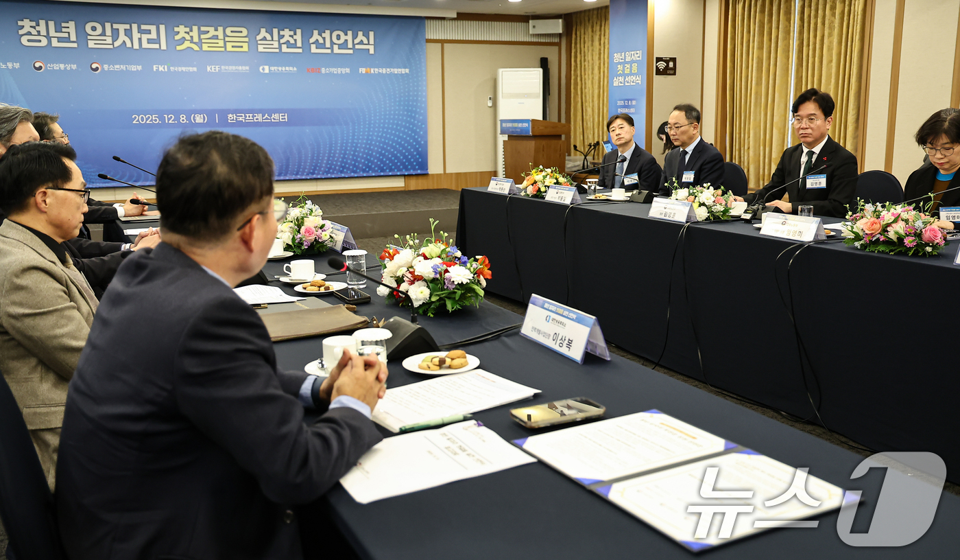 (서울=뉴스1) 김도우 기자 = 김영훈 고용노동부 장관이 8일 서울 중구 프레스센터에서 열린 청년 일자리 첫걸음 실천 선언식에서 모두 발언을 하고 있다.이날 선언식에는 김 장관, …