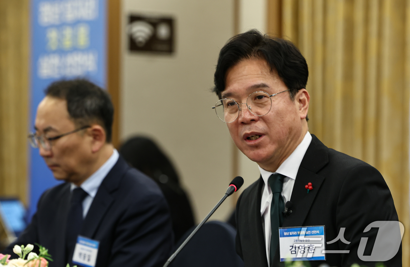 (서울=뉴스1) 김도우 기자 = 김영훈 고용노동부 장관이 8일 서울 중구 프레스센터에서 열린 청년 일자리 첫걸음 실천 선언식에서 모두 발언을 하고 있다.이날 선언식에는 김 장관, …