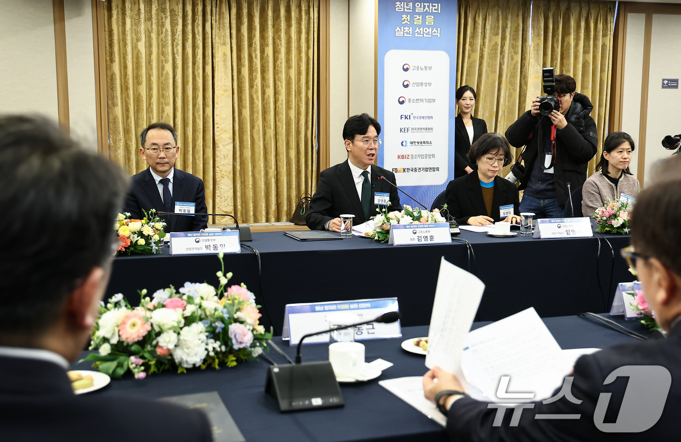 (서울=뉴스1) 김도우 기자 = 김영훈 고용노동부 장관이 8일 서울 중구 프레스센터에서 열린 청년 일자리 첫걸음 실천 선언식에서 모두 발언을 하고 있다.이날 선언식에는 김 장관, …