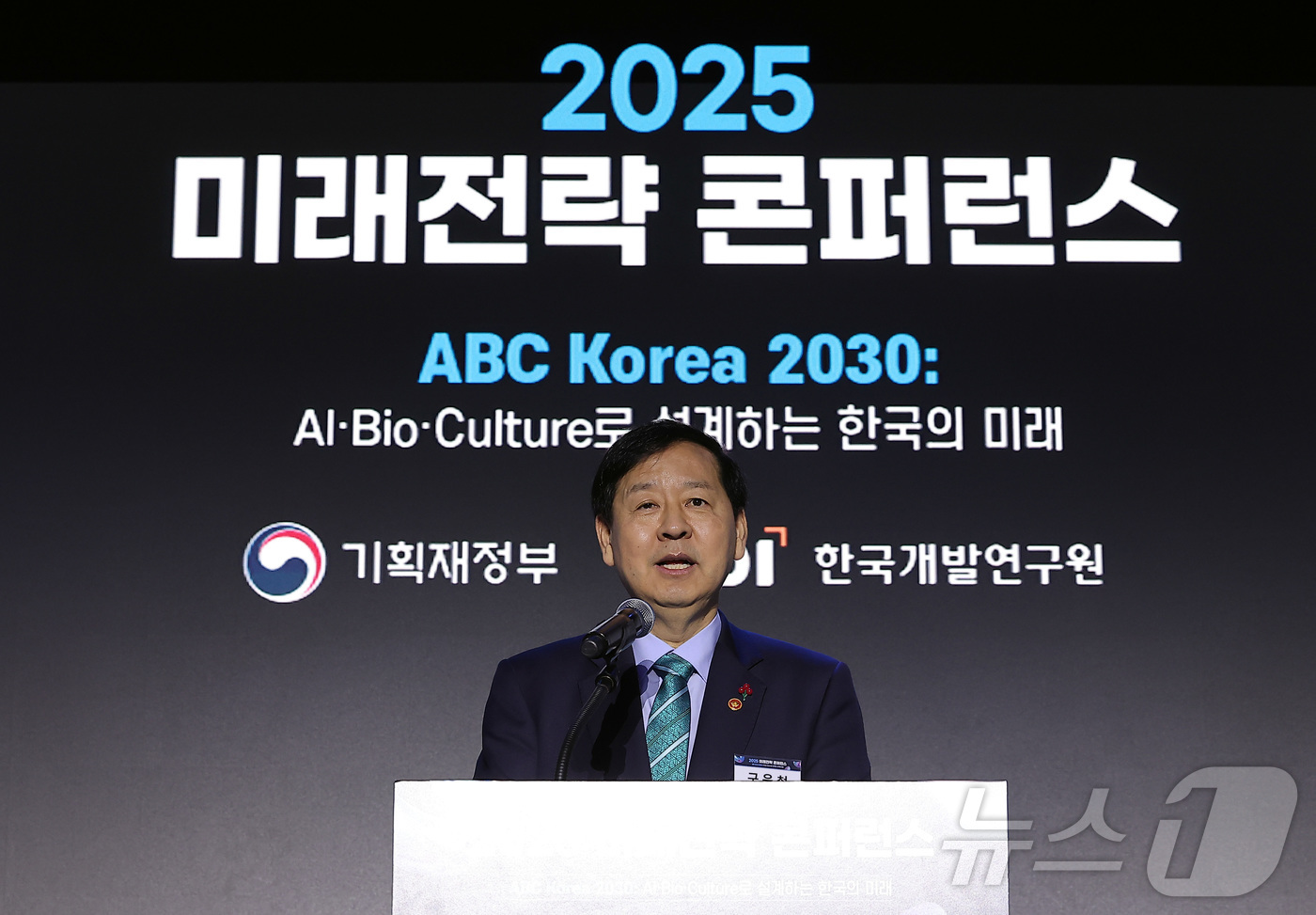 (서울=뉴스1) 김성진 기자 = 구윤철 경제부총리 겸 기획재정부 장관이 8일 서울 여의도 페어몬트 호텔에서 열린 2025 미래전략 콘퍼런스에서 개회사를 하고 있다. 2025.12. …