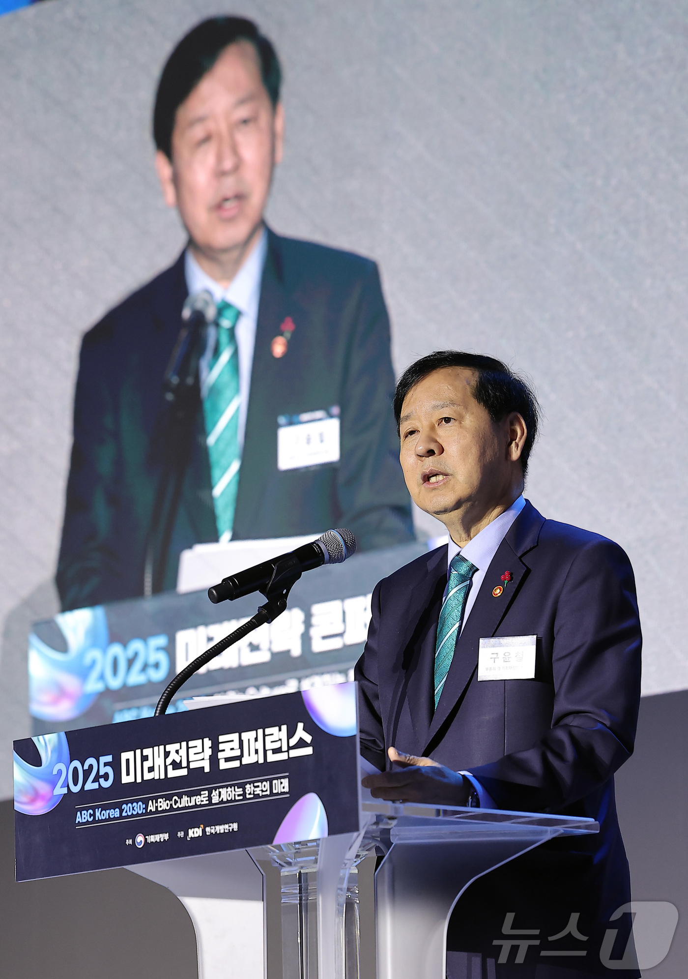 (서울=뉴스1) 김성진 기자 = 구윤철 경제부총리 겸 기획재정부 장관이 8일 서울 여의도 페어몬트 호텔에서 열린 2025 미래전략 콘퍼런스에서 개회사를 하고 있다. 2025.12. …