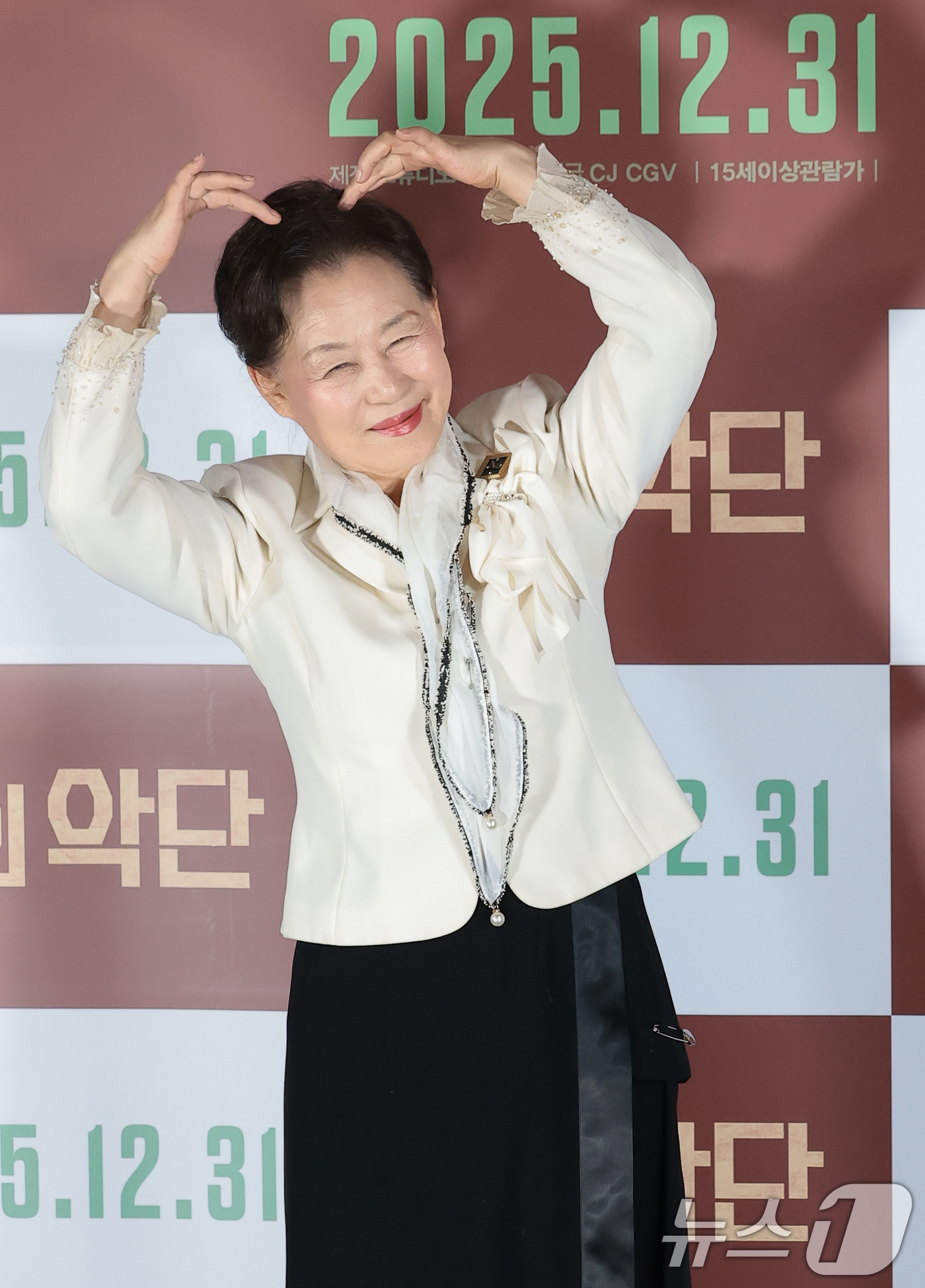 (서울=뉴스1) 권현진 기자 = 배우 최선자가 8일 오전 서울 용산구 용산아이파크몰 CGV에서 열린 영화 '신의악단'(감독 김형협) 제작보고회에 참석해 포즈를 취하고 있다.'신의악 …