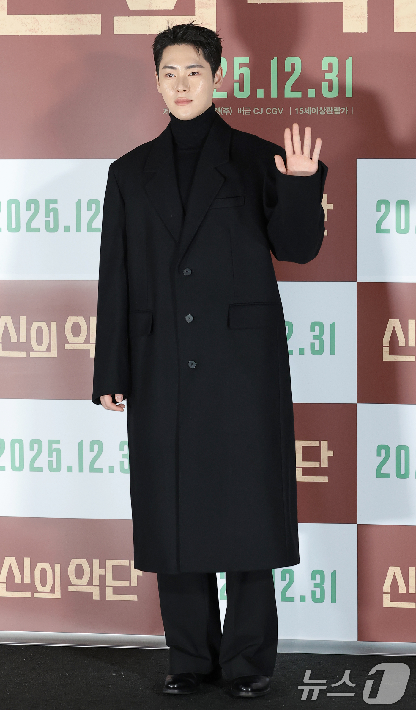 (서울=뉴스1) 권현진 기자 = 배우 한정완이 8일 오전 서울 용산구 용산아이파크몰 CGV에서 열린 영화 '신의악단'(감독 김형협) 제작보고회에 참석해 포즈를 취하고 있다.'신의악 …