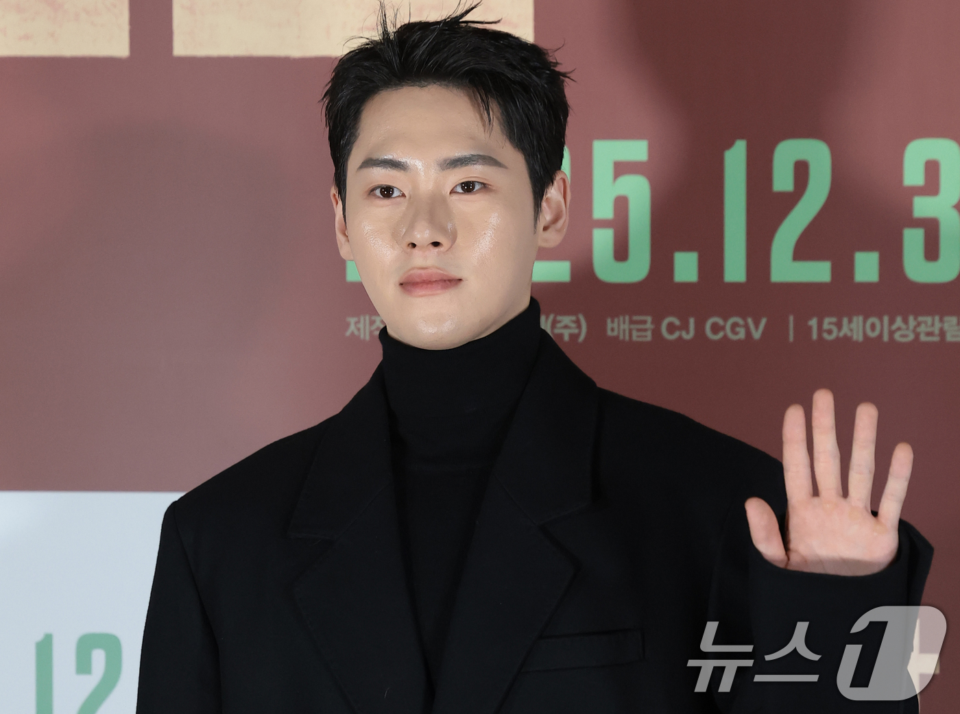 (서울=뉴스1) 권현진 기자 = 배우 한정완이 8일 오전 서울 용산구 용산아이파크몰 CGV에서 열린 영화 '신의악단'(감독 김형협) 제작보고회에 참석해 포즈를 취하고 있다.'신의악 …