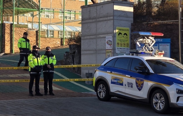 천안 한 중학교 폭발물 설치 신고…학교 휴업, 학부모 혼란(종합)