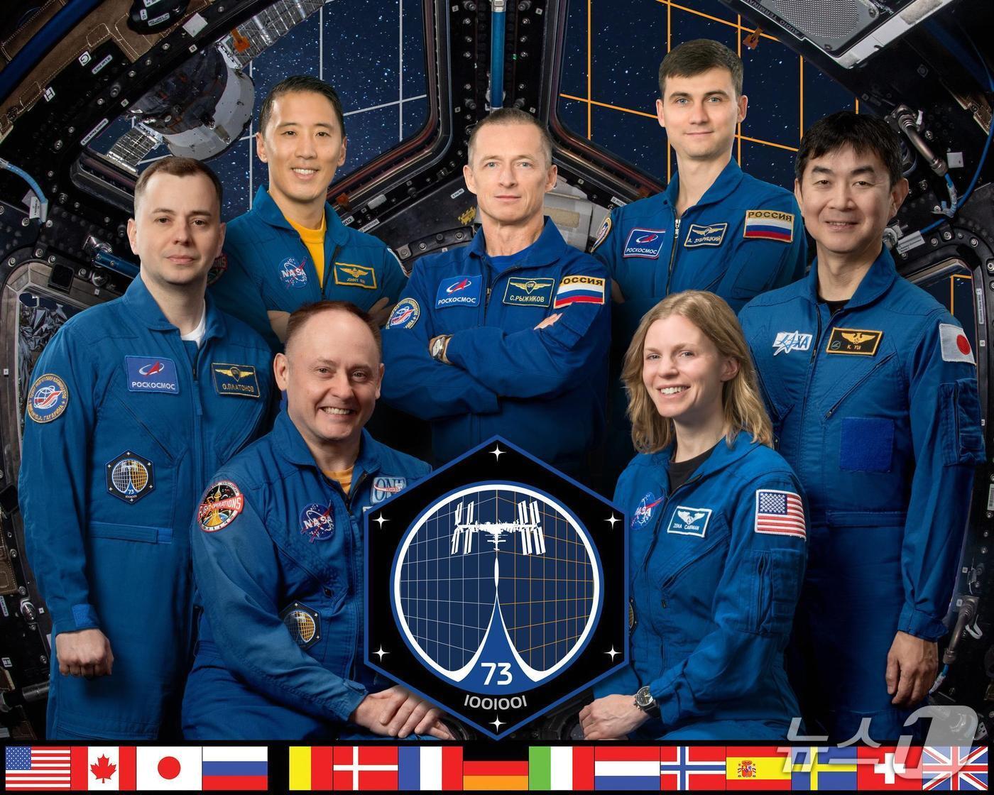 본문 이미지 - 국제우주정거장&#40;ISS&#41; 73차 원정대. 앞줄 왼쪽부터 NASA 우주비행사인 마이크 핀케와 제나 카드먼이 앉아 있다. 뒷줄 왼쪽부터 러시아 로스코스모스 소속 올렉 플라토노프, 조니 김&#40;NASA&#41;, 세르게이 리지코프&#40;로스코스모스&#41;, 알렉세이 주브리츠키&#40;로스코스모스&#41;, 키미야 유이&#40;JAXA·일본 우주항공연구개발기구&#41;.&#40;NASA 제공&#41;/뉴스1