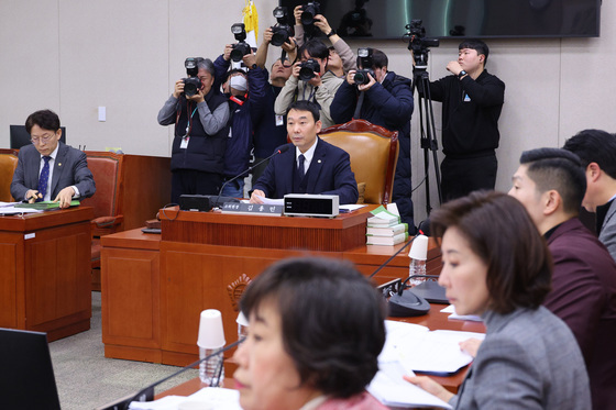 법사소위, 추미애 '헌재법 개정안' 보류…野 "내란재판부도 철회"