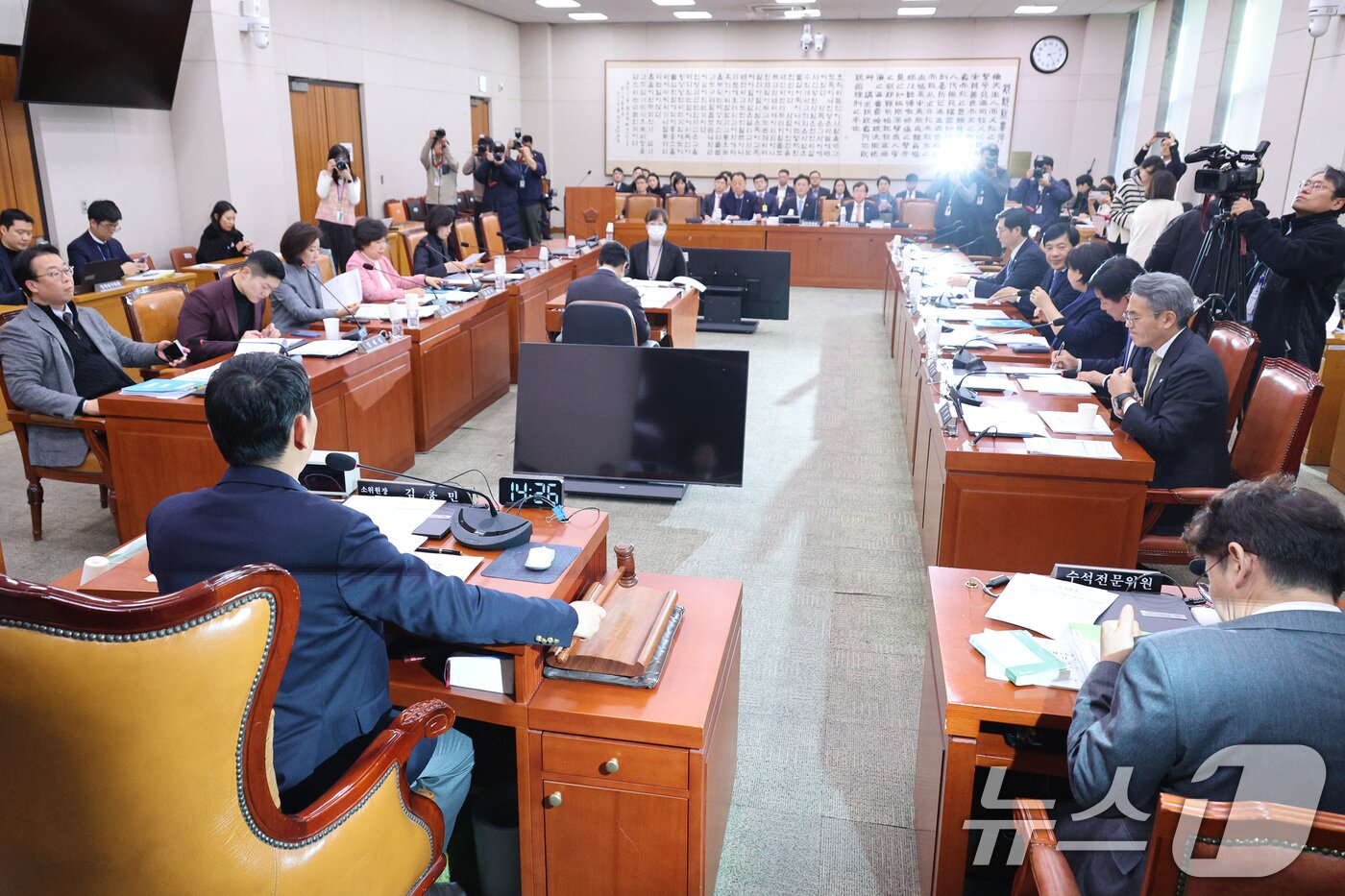 본문 이미지 - 김용민 소위원장이 8일 서울 여의도 국회에서 법제사법위원회 법안심사제1소위원회를 주재하고 있다. 2025.12.8/뉴스1 ⓒ News1 신웅수 기자