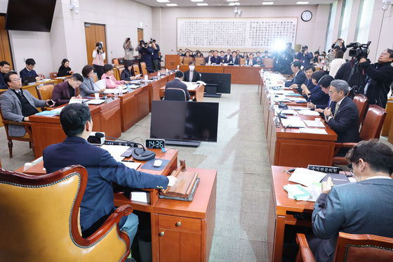 법사소위, 秋 헌재법 개정 보류…與 "더 논의" 野 "위헌 숨고르기"(종합)