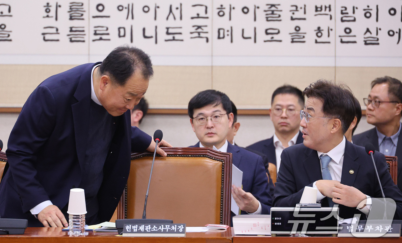 (서울=뉴스1) 신웅수 기자 = 손인혁 헌법재판소 사무처장(왼쪽)과 이진수 법무부 차관이 8일 서울 여의도 국회에서 법제사법위원회 법안심사제1소위원회에서 인사하고 있다. 2025. …