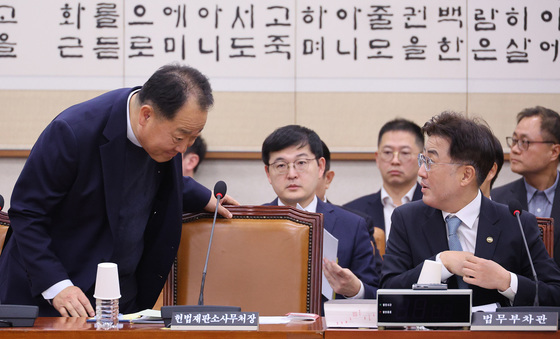 인사하는 손인혁·이진수