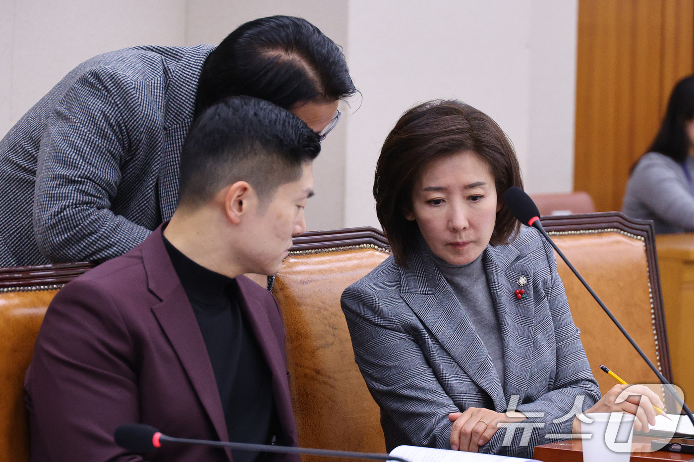 (서울=뉴스1) 신웅수 기자 = 나경원, 곽규택, 김재섭 국민의힘 의원이 8일 서울 여의도 국회에서 법제사법위원회 법안심사제1소위원회에서 대화하고 있다. 2025.12.8/뉴스1