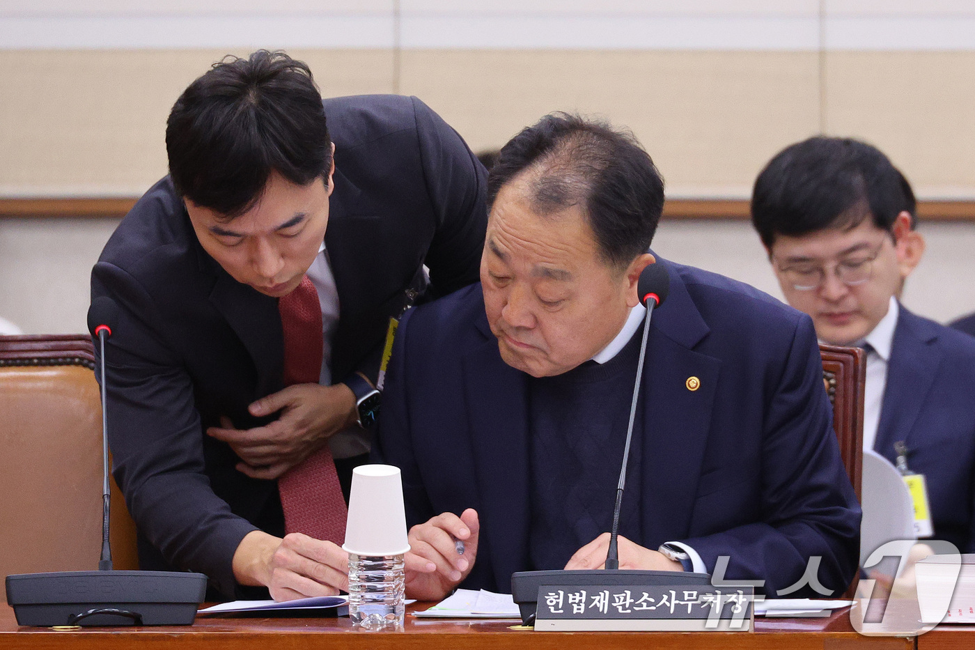 (서울=뉴스1) 신웅수 기자 = 손인혁 헌법재판소 사무처장이 8일 서울 여의도 국회에서 법제사법위원회 법안심사제1소위원회에서 관계자와 대화하고 있다. 2025.12.8/뉴스1