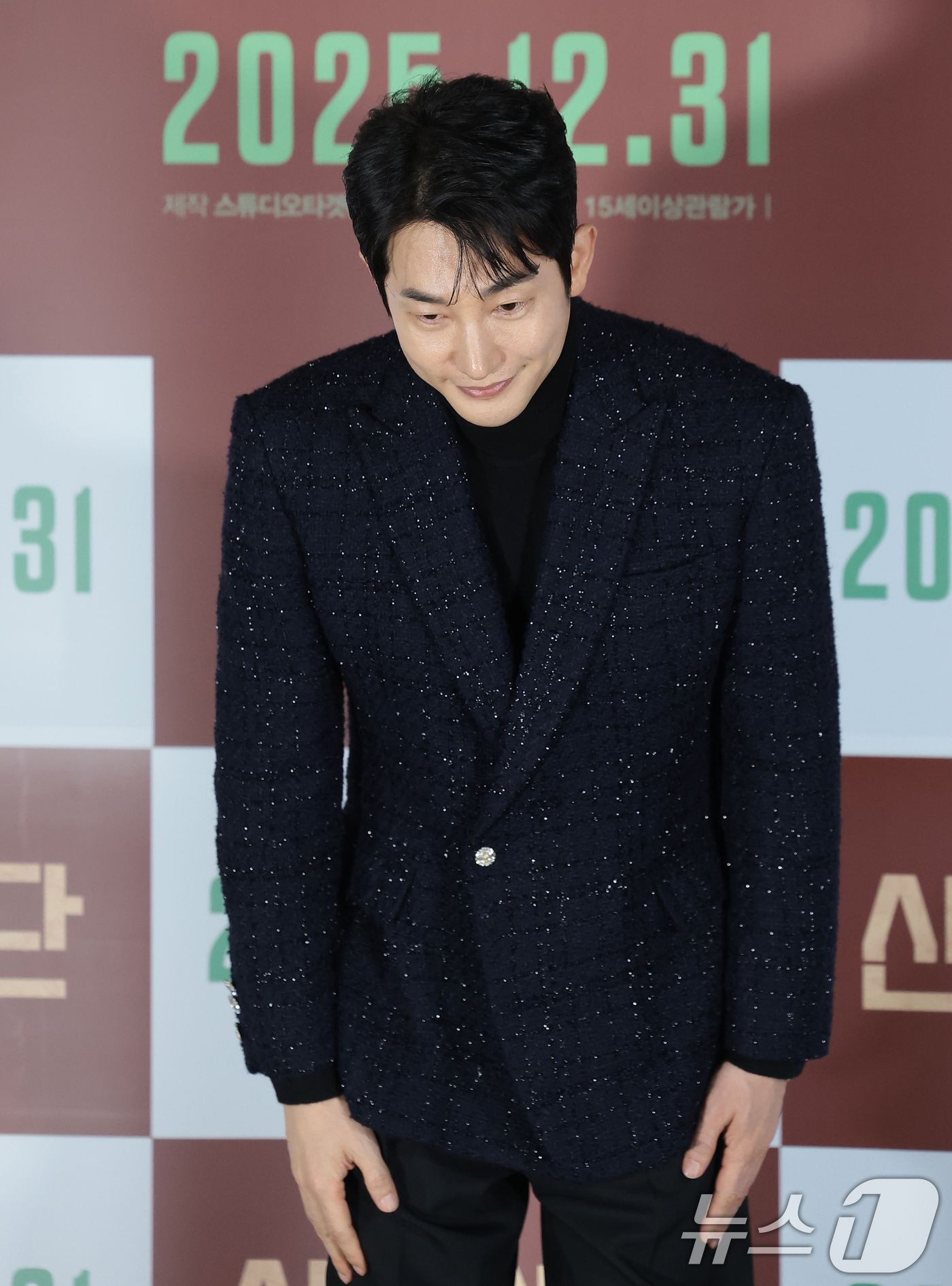 (서울=뉴스1) 권현진 기자 = 배우 박시후가 8일 오전 서울 용산구 용산아이파크몰 CGV에서 열린 영화 '신의악단'(감독 김형협) 제작보고회에 참석해 인사를 하고 있다.'신의악단 …