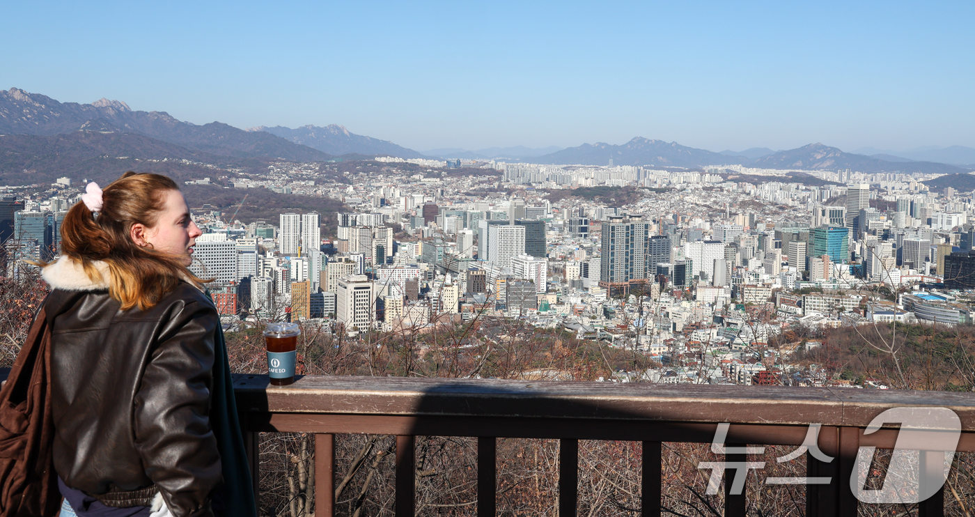 (서울=뉴스1) 안은나 기자 = 8일 서울 남산에서 시내 아파트 단지가 보이고 있다. 이날 직방에 따르면 11월 전국 아파트 상승 거래 비중은 45.3%로, 전월(46.6%)보다 …