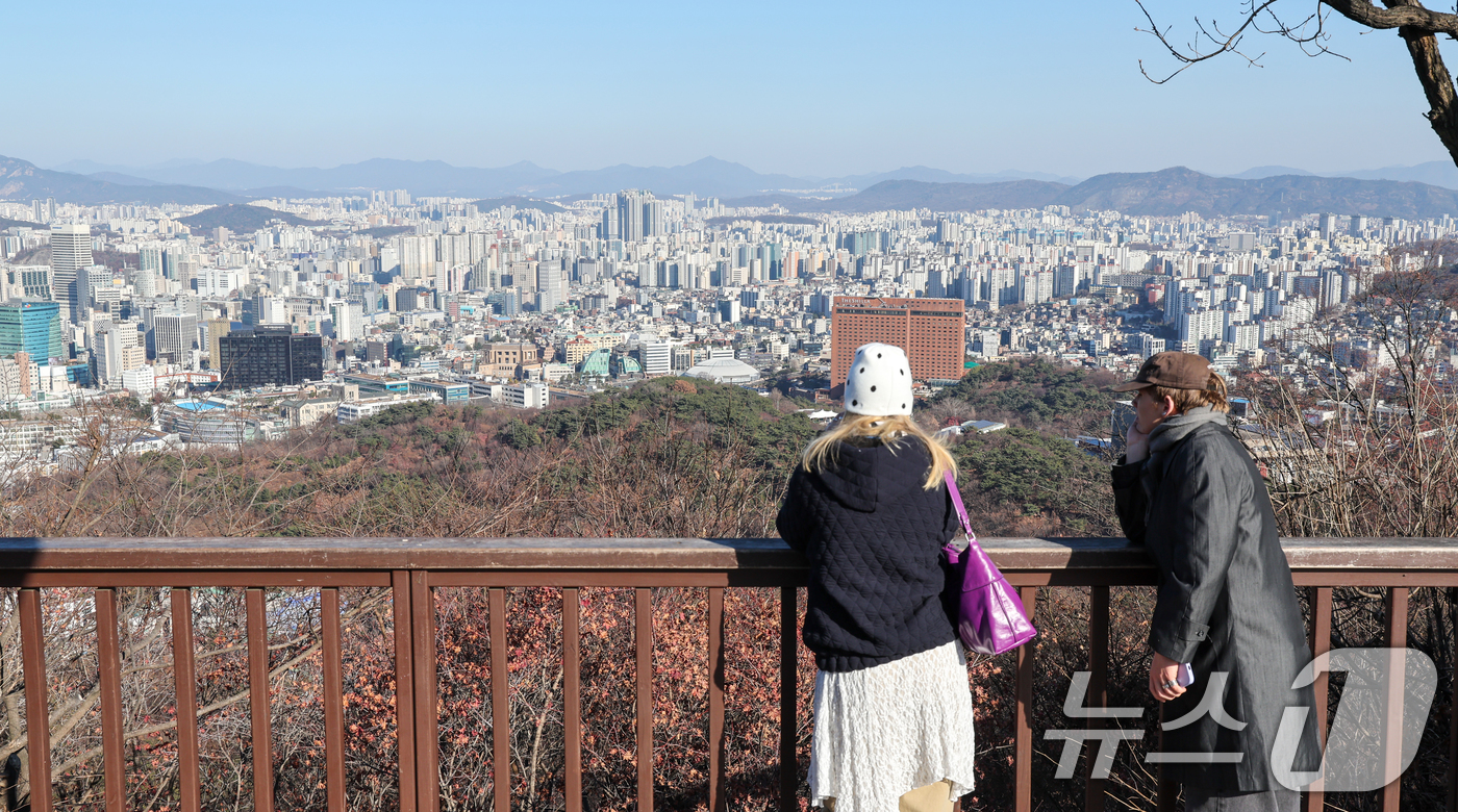 (서울=뉴스1) 안은나 기자 = 8일 서울 남산에서 시내 아파트 단지가 보이고 있다. 이날 직방에 따르면 11월 전국 아파트 상승 거래 비중은 45.3%로, 전월(46.6%)보다 …