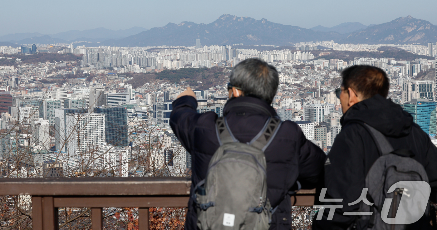 (서울=뉴스1) 안은나 기자 = 8일 서울 남산에서 시내 아파트 단지가 보이고 있다. 이날 직방에 따르면 11월 전국 아파트 상승 거래 비중은 45.3%로, 전월(46.6%)보다 …
