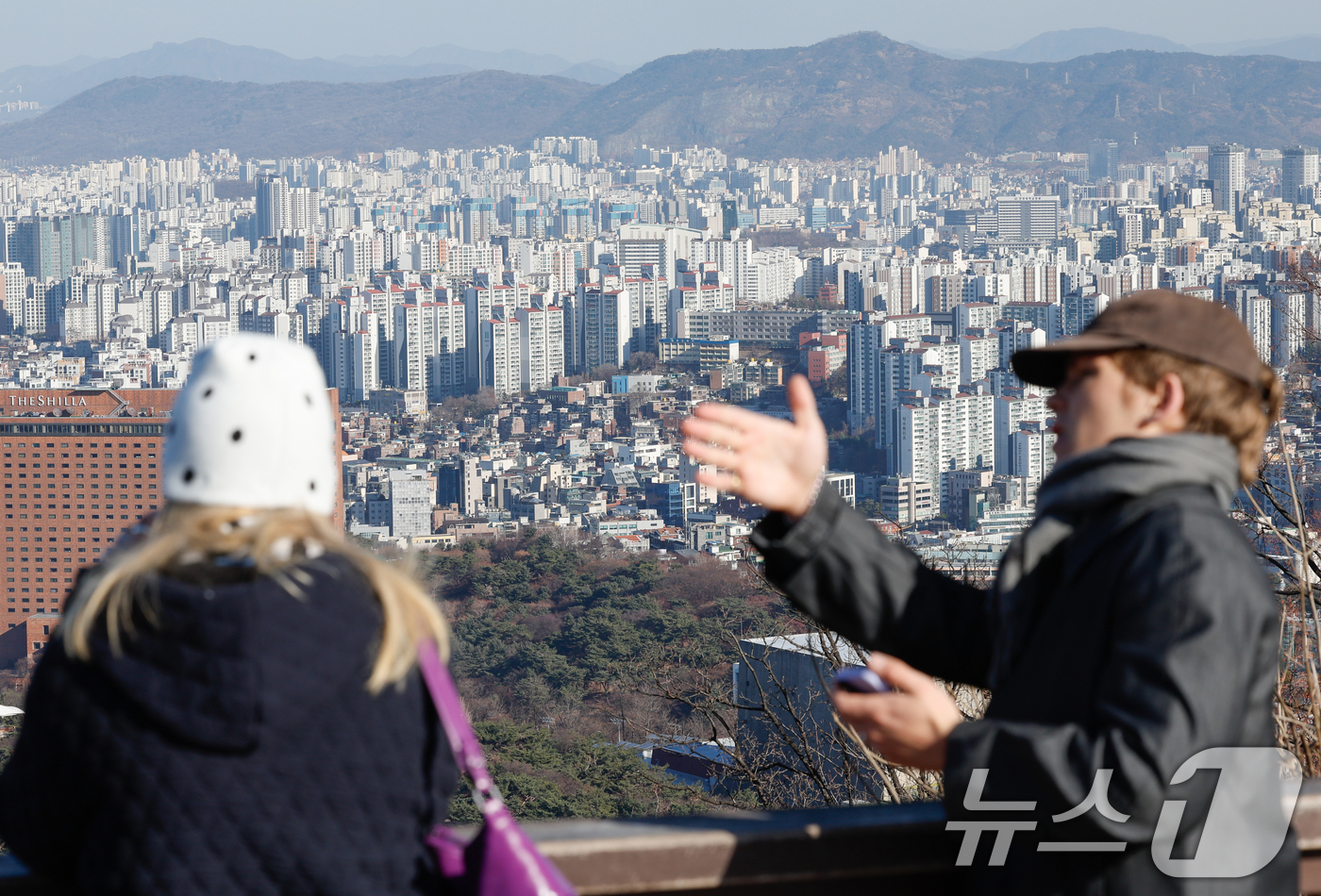 (서울=뉴스1) 안은나 기자 = 8일 서울 남산에서 시내 아파트 단지가 보이고 있다. 이날 직방에 따르면 11월 전국 아파트 상승 거래 비중은 45.3%로, 전월(46.6%)보다 …