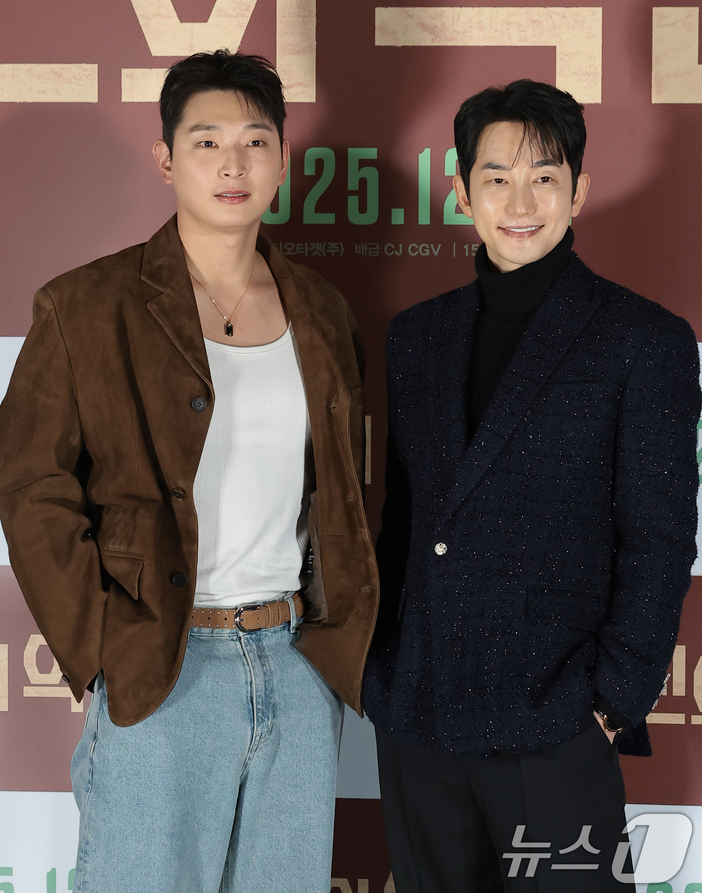 (서울=뉴스1) 권현진 기자 = 배우 정진운과 박시후(오른쪽)가 8일 오전 서울 용산구 용산아이파크몰 CGV에서 열린 영화 '신의악단'(감독 김형협) 제작보고회에 참석해 포즈를 취 …