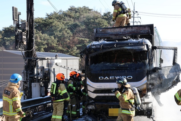 제천서 주행하던 25톤 화물차 불…인명 피해 없어
