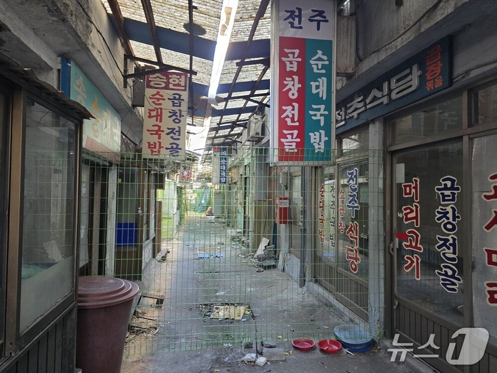 본문 이미지 - 거주자 이주가 완료된 송현자유시장 내 구역이 철문으로 굳게 닫혀 있다. / 뉴스1 ⓒ News1 유준상 기자