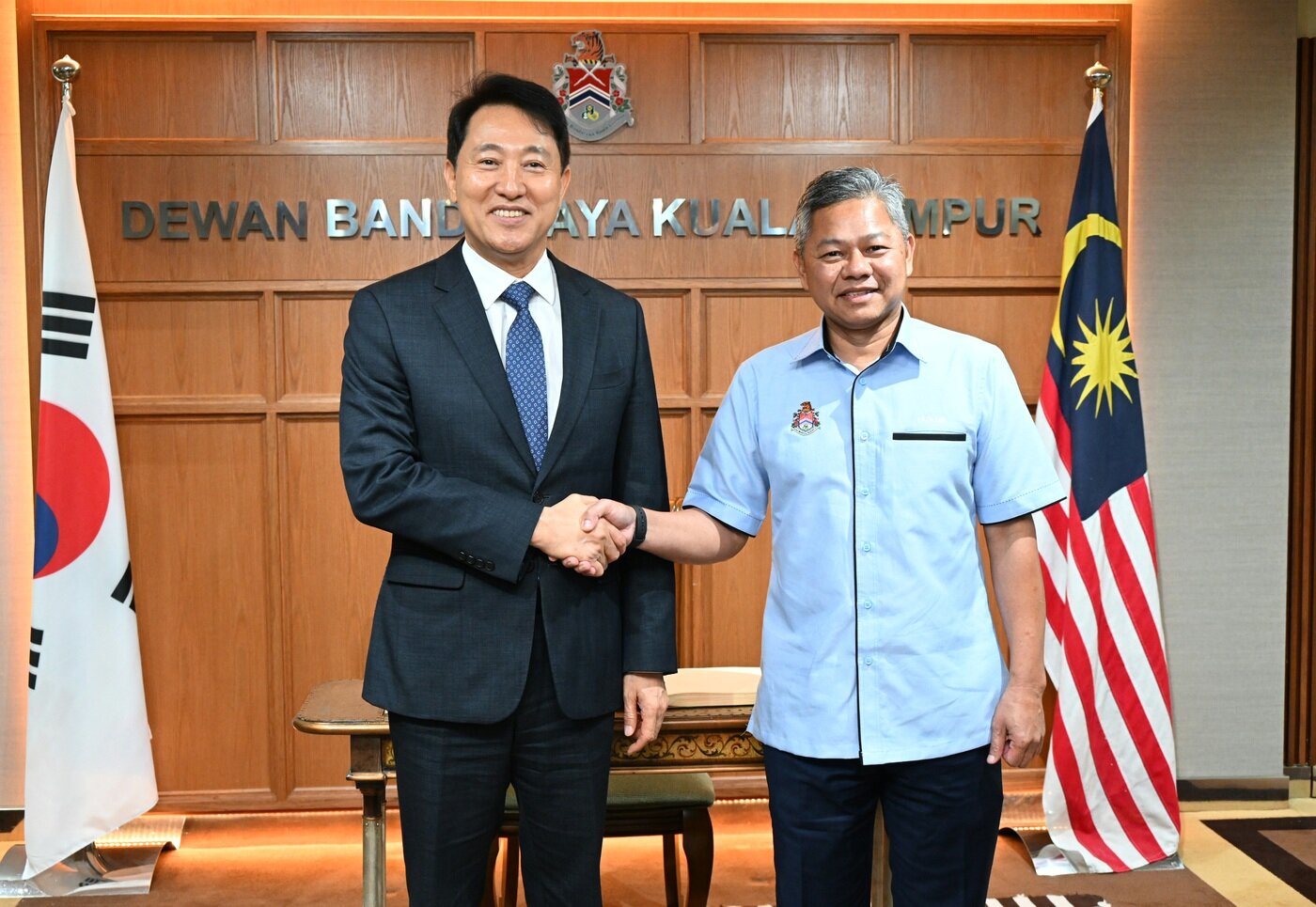 본문 이미지 - 오세훈 서울시장은 8일&#40;현지시간&#41; 쿠알라룸푸르 시청에서 다툭 파들룬 막 우주드&#40;Datuk Fadlun Mak Ujud&#41; 시장을 만나 협력 방안을 논의했다.   &#40;서울시 제공&#41; 뉴스1 ⓒ News1    