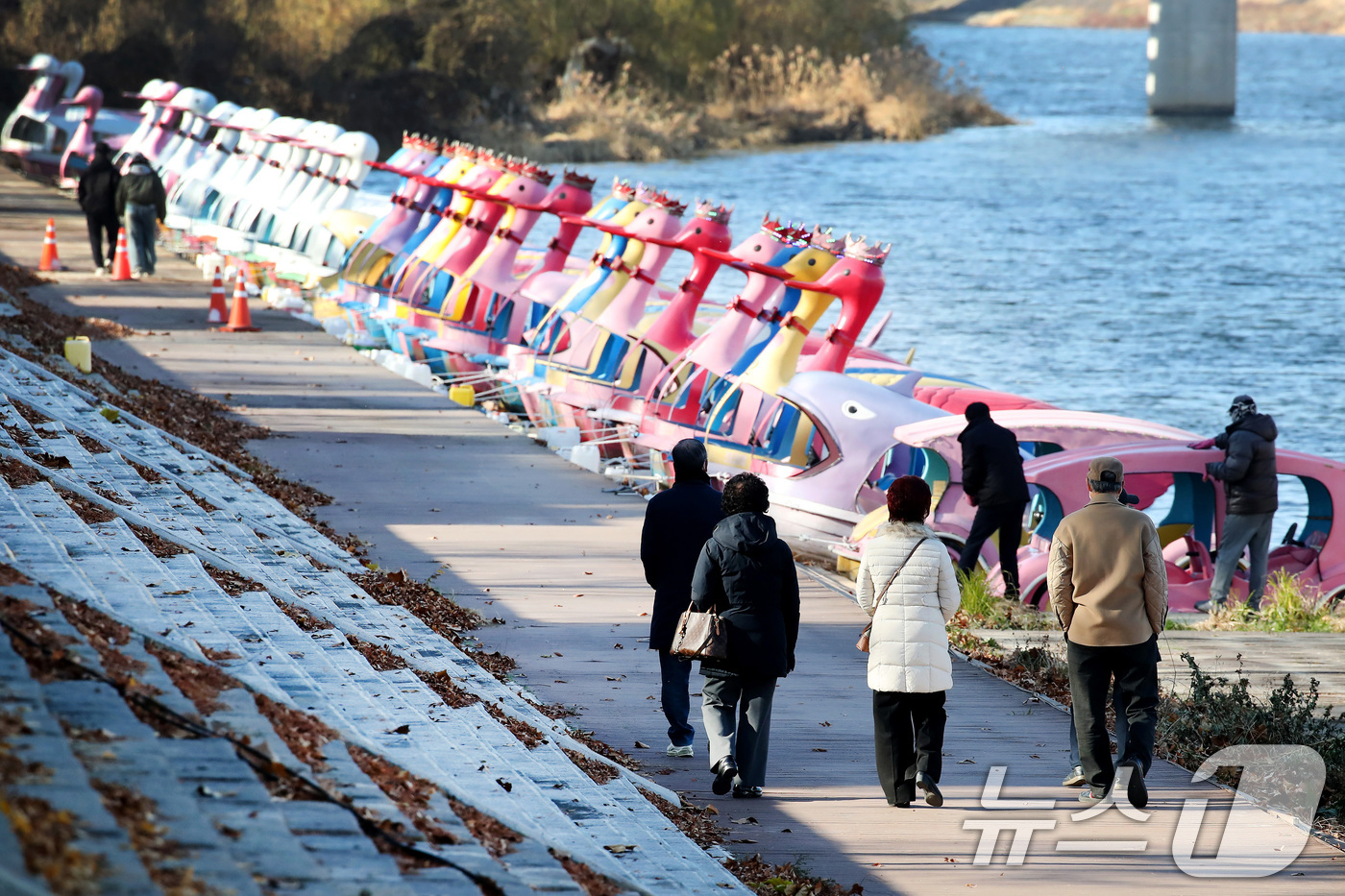 (대구=뉴스1) 공정식 기자 = 겨울답지 않은 포근한 날씨를 보인 8일 대구 동구 금호강 동촌유원지를 찾은 시민들이 오리배 선착장 주변을 산책하고 있다. 2025.12.8/뉴스1