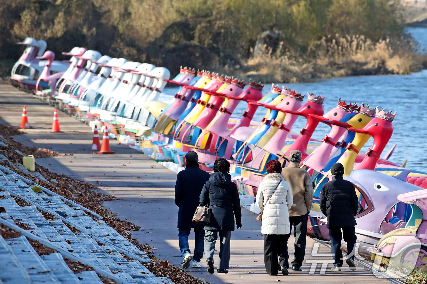 (대구=뉴스1) 공정식 기자 = 겨울답지 않은 포근한 날씨를 보인 8일 대구 동구 금호강 동촌유원지를 찾은 시민들이 오리배 선착장 주변을 산책하고 있다. 2025.12.8/뉴스1