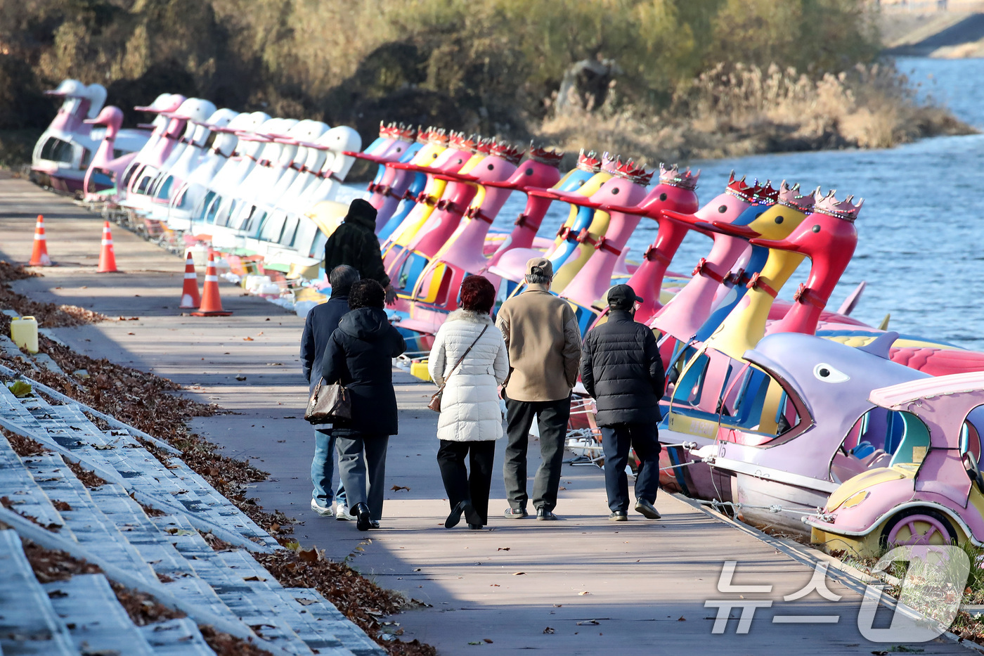 (대구=뉴스1) 공정식 기자 = 겨울답지 않은 포근한 날씨를 보인 8일 대구 동구 금호강 동촌유원지를 찾은 시민들이 오리배 선착장 주변을 산책하고 있다. 2025.12.8/뉴스1