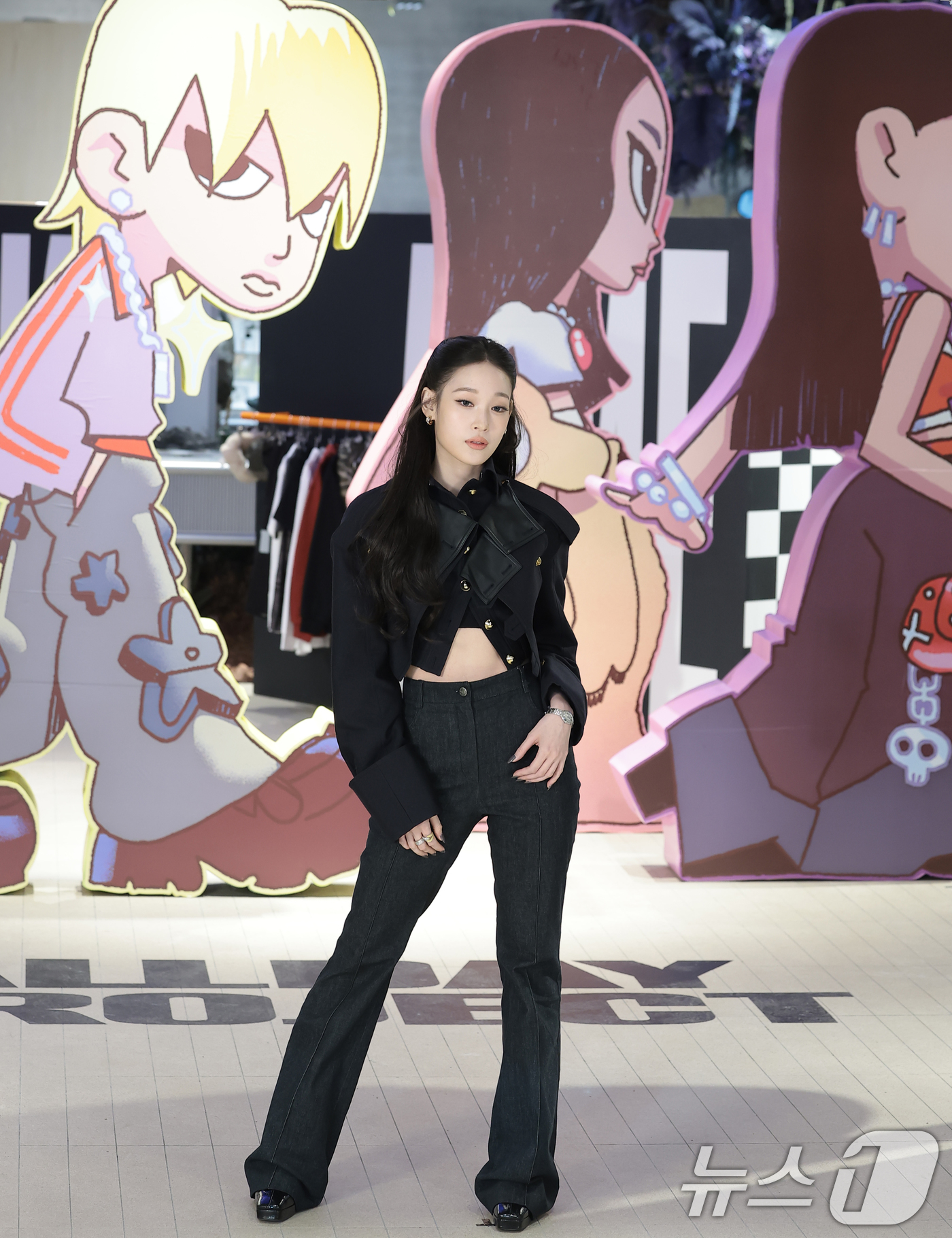 (서울=뉴스1) 권현진 기자 = 그룹 올데이 프로젝트 애니가 8일 오전 서울 성동구 에스팩토리에서 열린 첫 EP 타이틀곡 'LOOK AT ME'(룩앳미) 팝업스토어 오픈 행사에 참 …