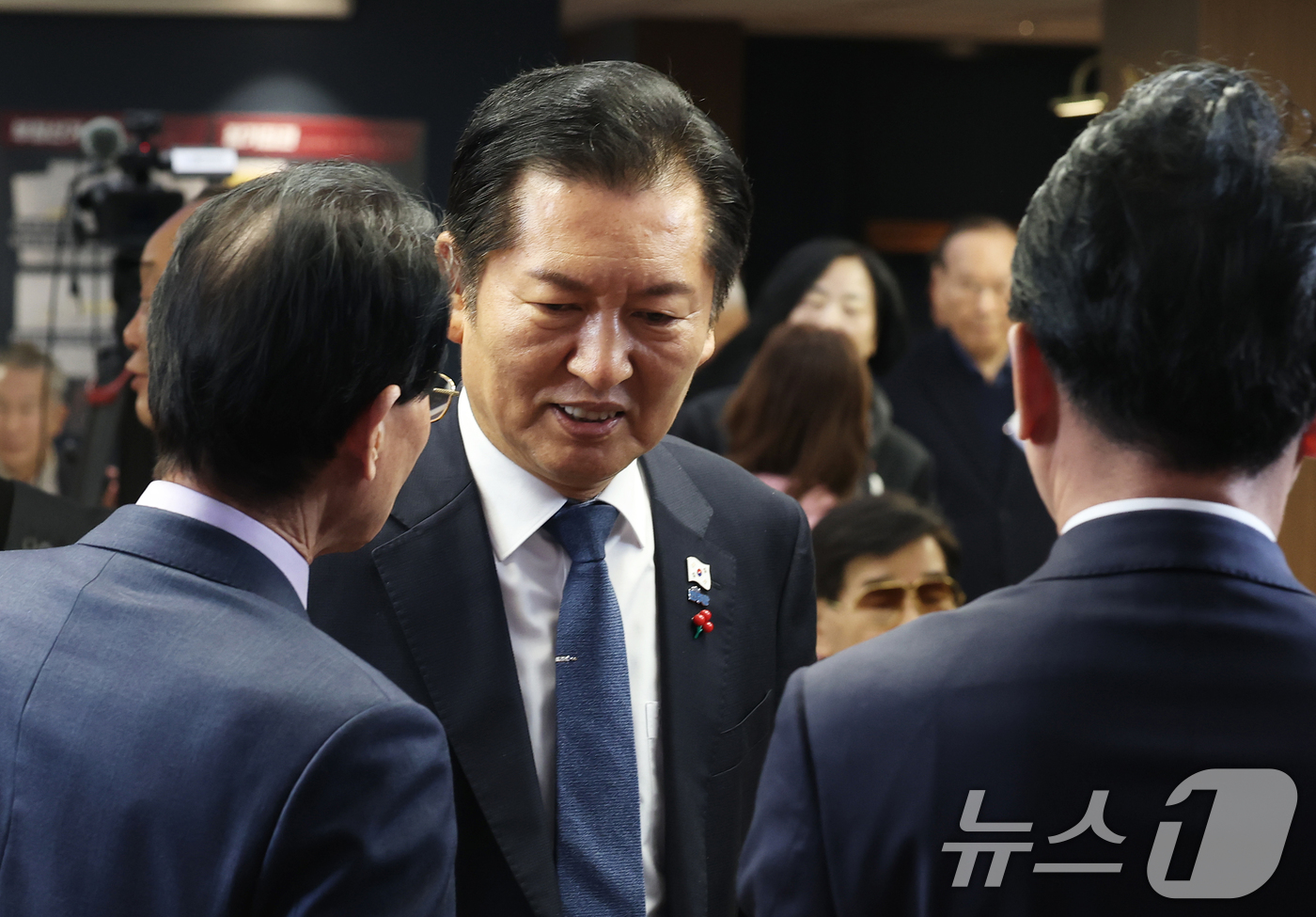 (서울=뉴스1) 오대일 기자 = 정청래 더불어민주당 대표가 8일 오후 서울 영등포구 중앙당사에서 열린 전국노인위원회 임명장 수여식에서 참석자들과 대화하고 있다. 2025.12.8/ …