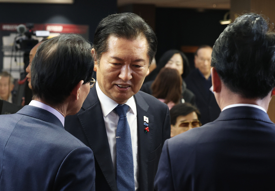 참석자들과 대화하는 정청래 대표